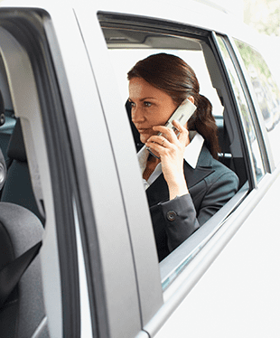 Taxi Zona Media Olite Navarra señora hablando por teléfono